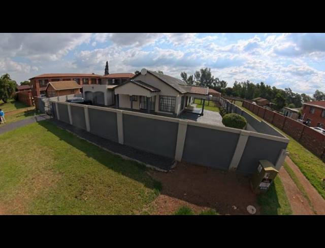 3 BEDROOM HOUSE FOR SALE IN CLAYVILLE